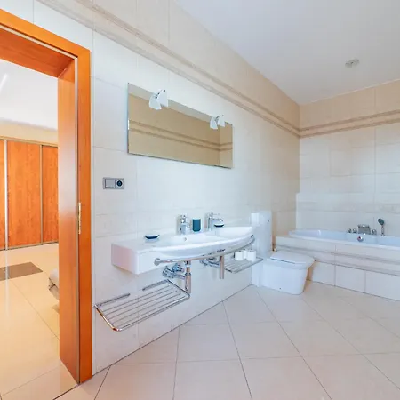Retreat Villa Raca